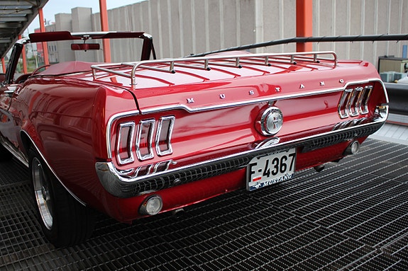 Ford Mustang 21 of 30