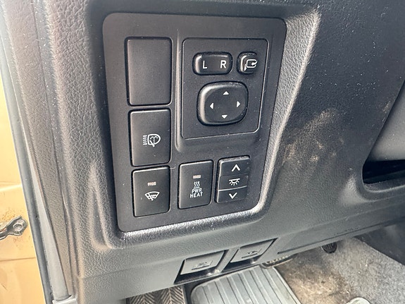 Toyota Land Cruiser 27 of 30