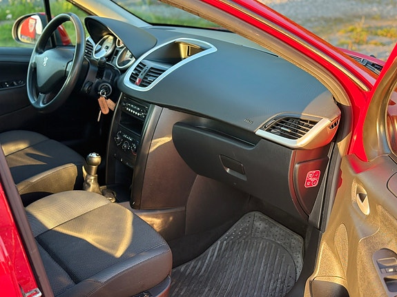 Peugeot 207 8 of 21
