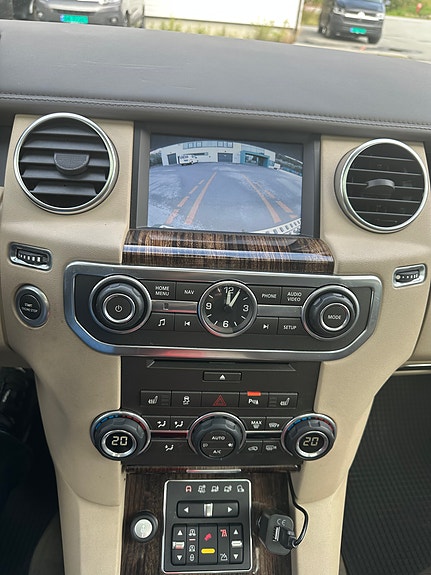 Land Rover Discovery 4 8 of 26