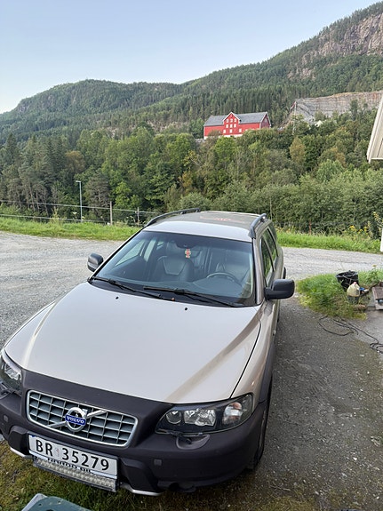 Volvo XC70 2 of 10