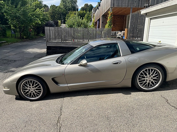 Chevrolet Corvette 2 of 11