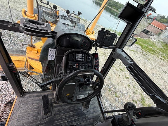 Volvo G946B 12 of 30