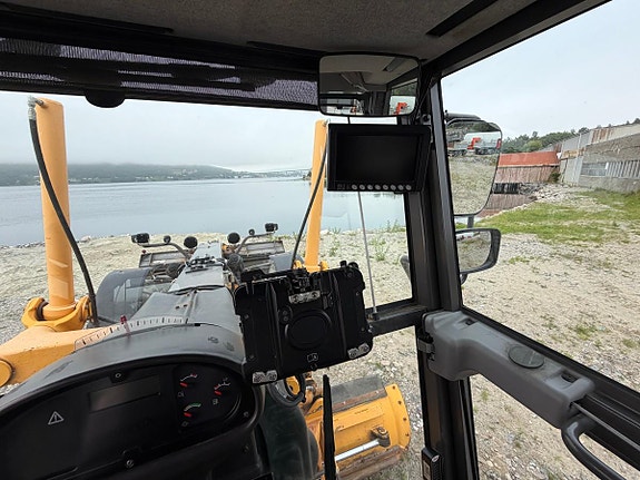 Volvo G946B 17 of 30