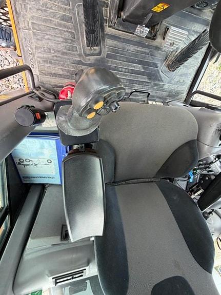 Volvo G946B 13 of 30