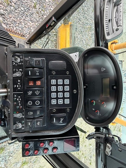 Volvo G946B 16 of 30