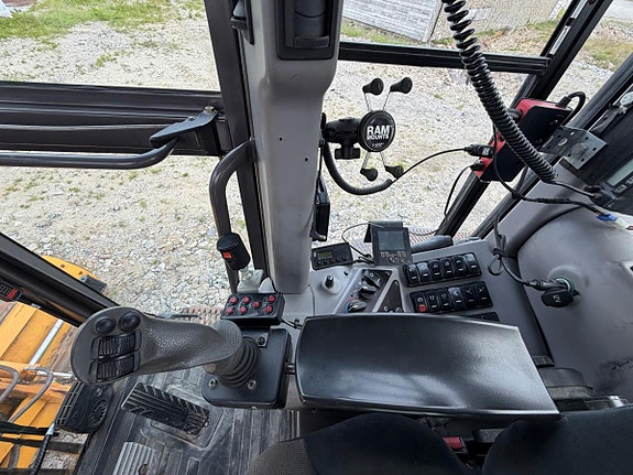 Volvo G946B 14 of 30