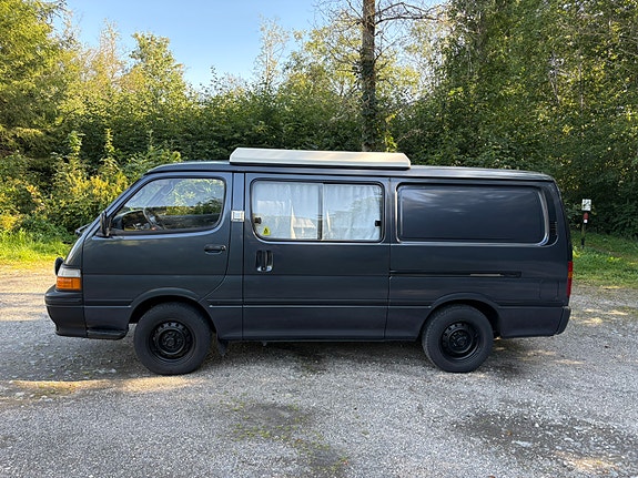 Toyota HiAce 10 of 13