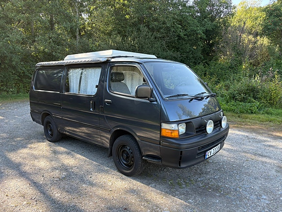 Toyota HiAce 4 of 13
