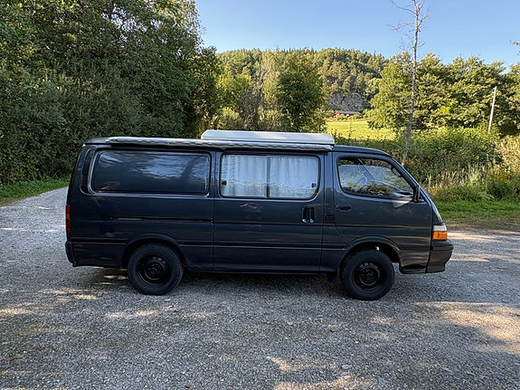 Toyota HiAce 11 of 13