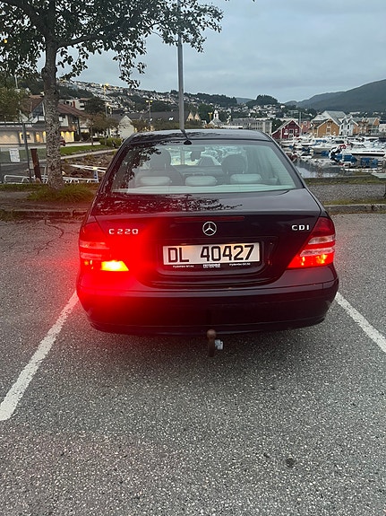 Mercedes-Benz C220 d 2 of 8