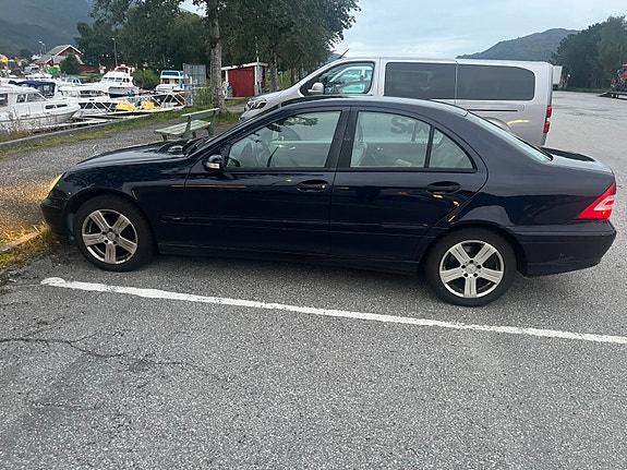 Mercedes-Benz C220 d 4 of 8