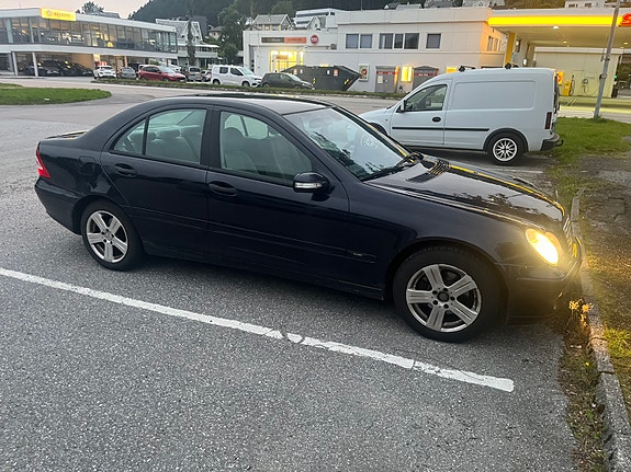 Mercedes-Benz C220 d 3 of 8