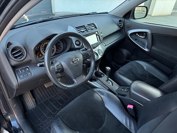 Toyota RAV4 14 of 30