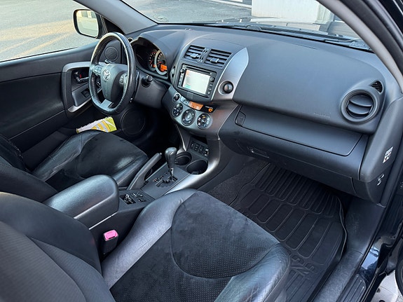 Toyota RAV4 16 of 30