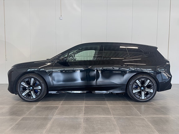BMW iX 11 of 30