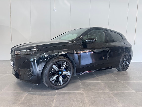 BMW iX 10 of 30