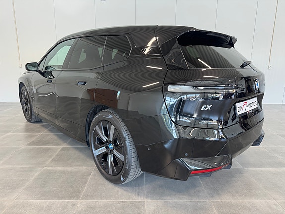 BMW iX 12 of 30