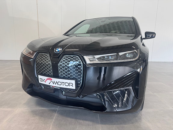 BMW iX 8 of 30