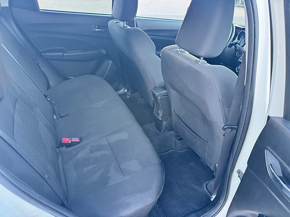 Suzuki Swift 17 of 30