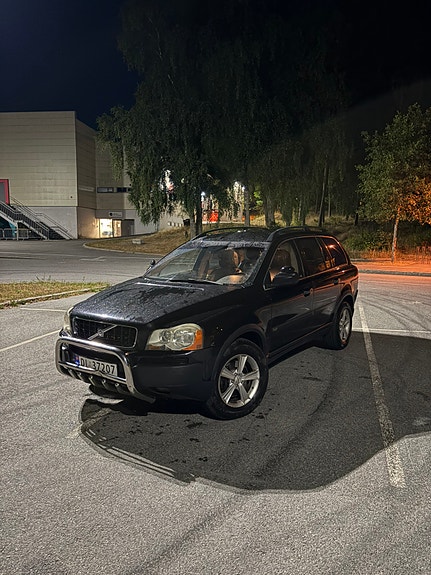 Volvo XC90 2 of 15