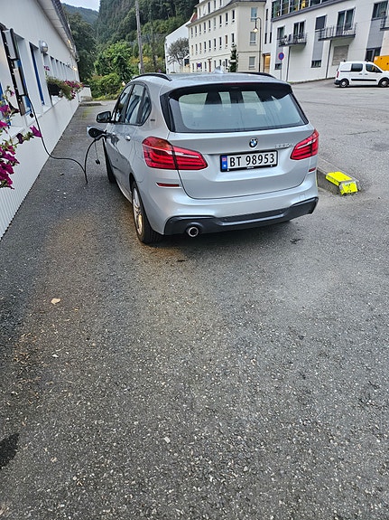 BMW 225xe 2 of 7