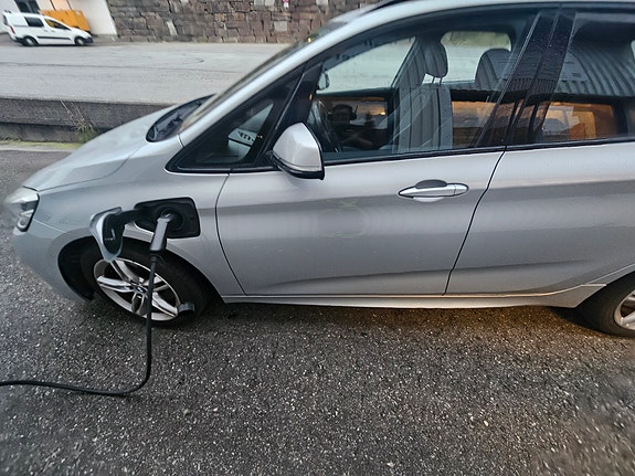 BMW 225xe 3 of 7