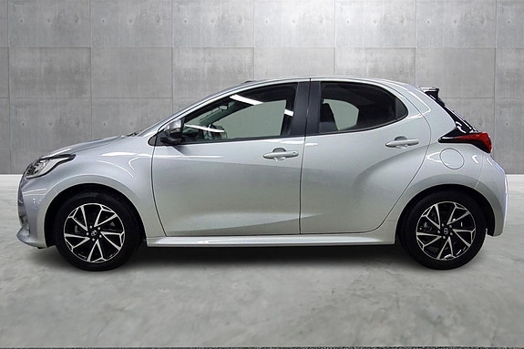 Toyota Yaris 2 of 19