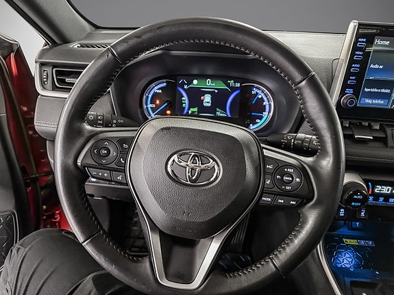Toyota RAV4 Plug-in Hybrid 13 of 29