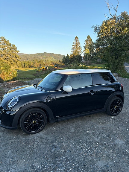 MINI Cooper SE 2 of 22