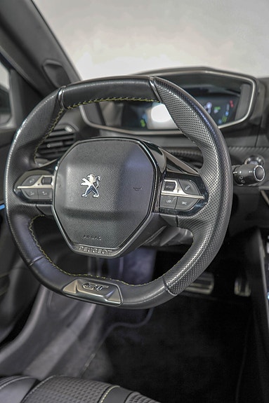 Peugeot e-2008 15 of 20