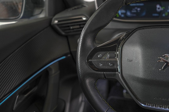 Peugeot e-2008 17 of 20