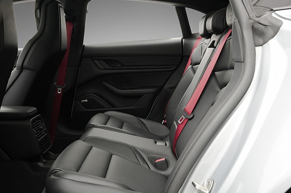 Porsche Taycan Cross Turismo 29 of 30