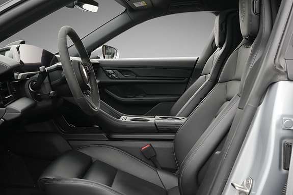 Porsche Taycan Cross Turismo 6 of 30