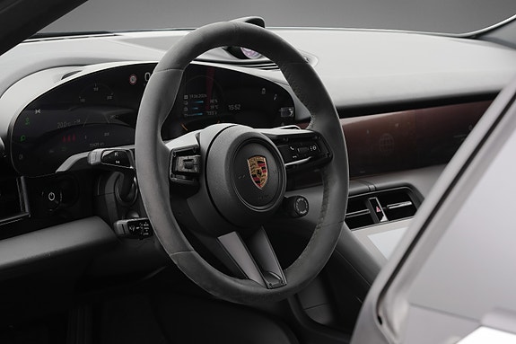 Porsche Taycan Cross Turismo 15 of 30