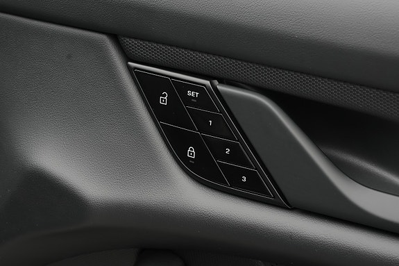 Porsche Taycan Cross Turismo 8 of 30