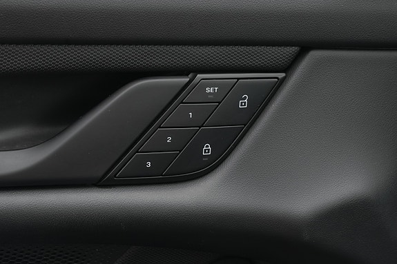 Porsche Taycan Cross Turismo 11 of 27