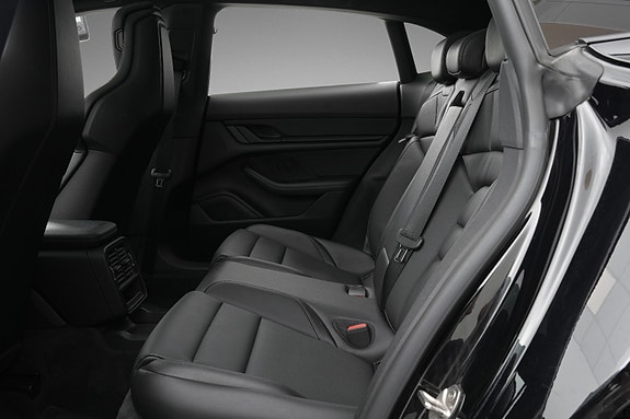 Porsche Taycan Cross Turismo 23 of 27