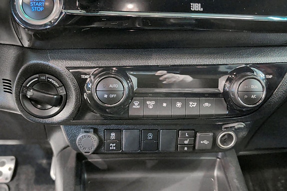 Toyota HiLux 20 of 22