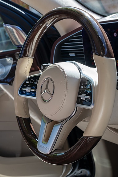 Mercedes-Benz GLS600 26 of 30