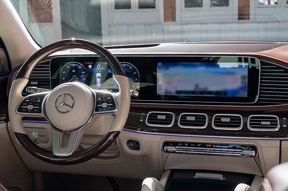 Mercedes-Benz GLS600 21 of 30