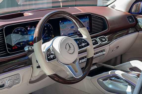 Mercedes-Benz GLS600 24 of 30