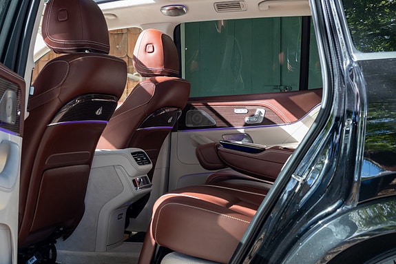 Mercedes-Benz GLS600 16 of 30