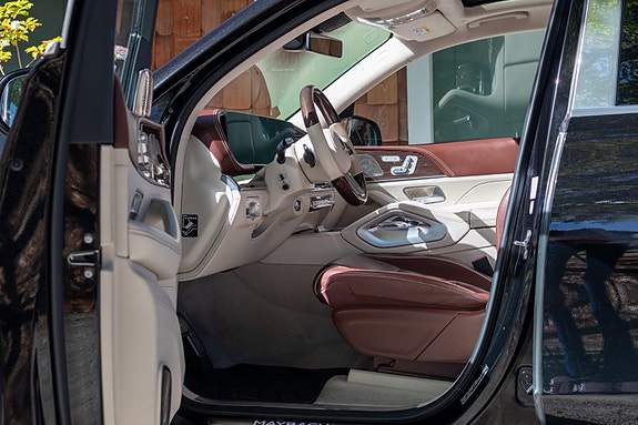 Mercedes-Benz GLS600 12 of 30