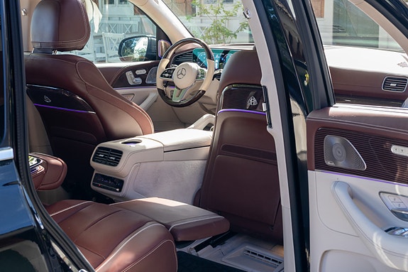 Mercedes-Benz GLS600 23 of 30