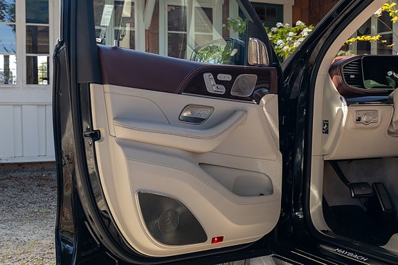 Mercedes-Benz GLS600 14 of 30