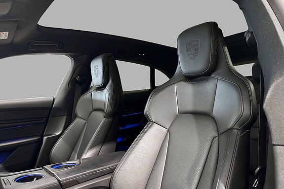 Porsche Taycan Cross Turismo 18 of 22