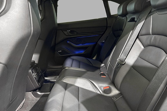 Porsche Taycan Cross Turismo 16 of 22