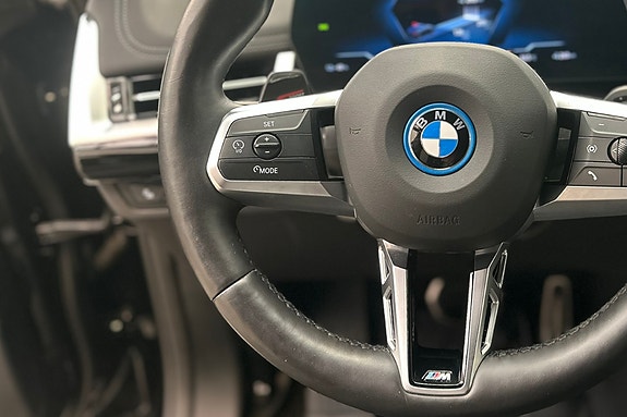 BMW iX1 8 of 23