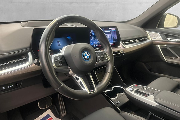 BMW iX1 7 of 23